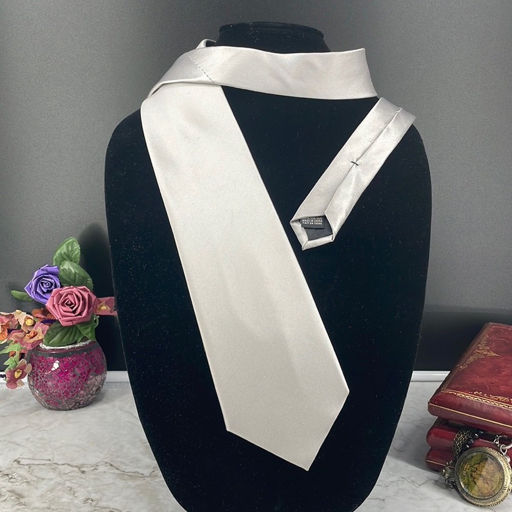 Silver, Arrow Necktie 100% Silk